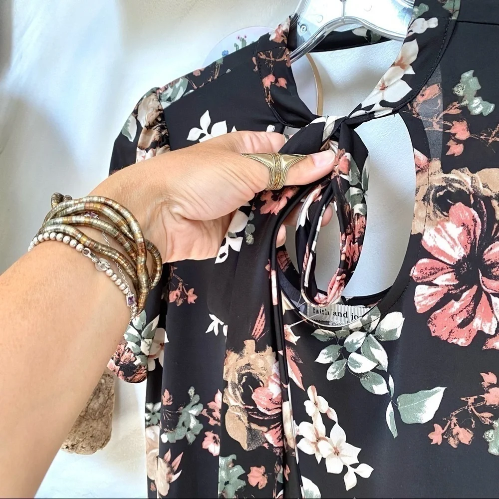 Super sweet floral gardenia Boho blouse w front bow & puff sleeves - Picture 7 of 13